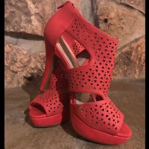 Apt 9 coral/hot pink faux suede heels S: 8.5